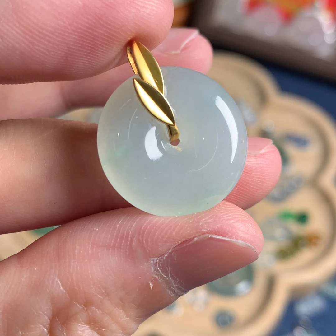 翡翠18K金镶嵌颈饰平安扣