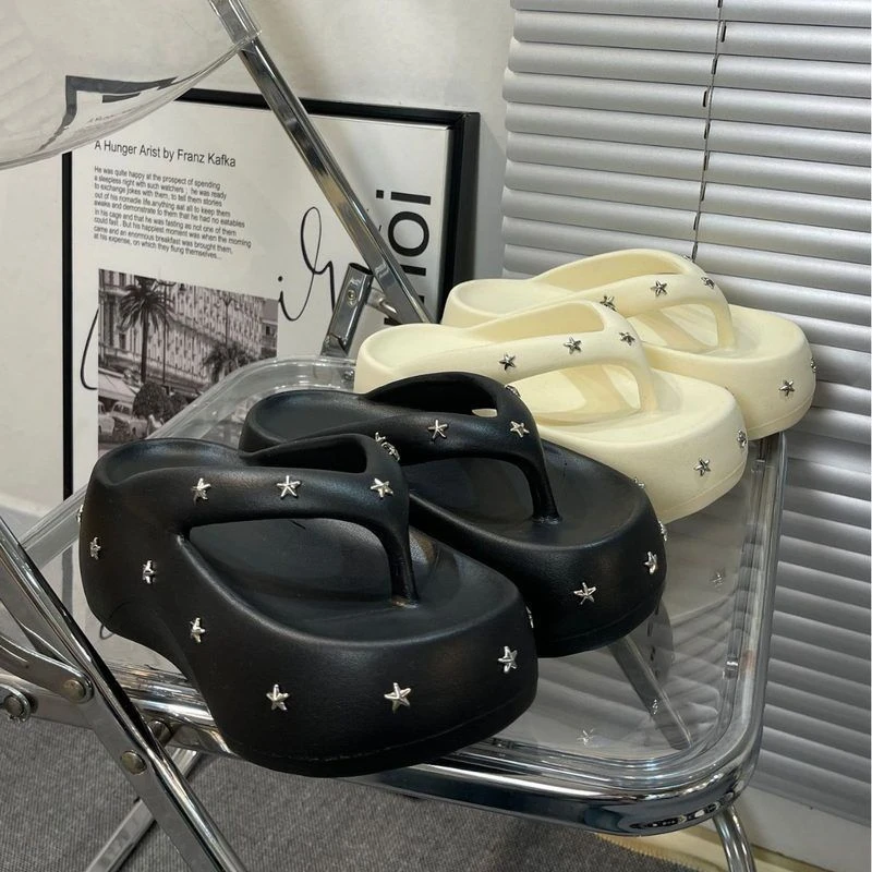 2025夏季潮酷铆钉人字夹拖鞋厚底高跟拖鞋女松糕底增高沙滩鞋坡跟