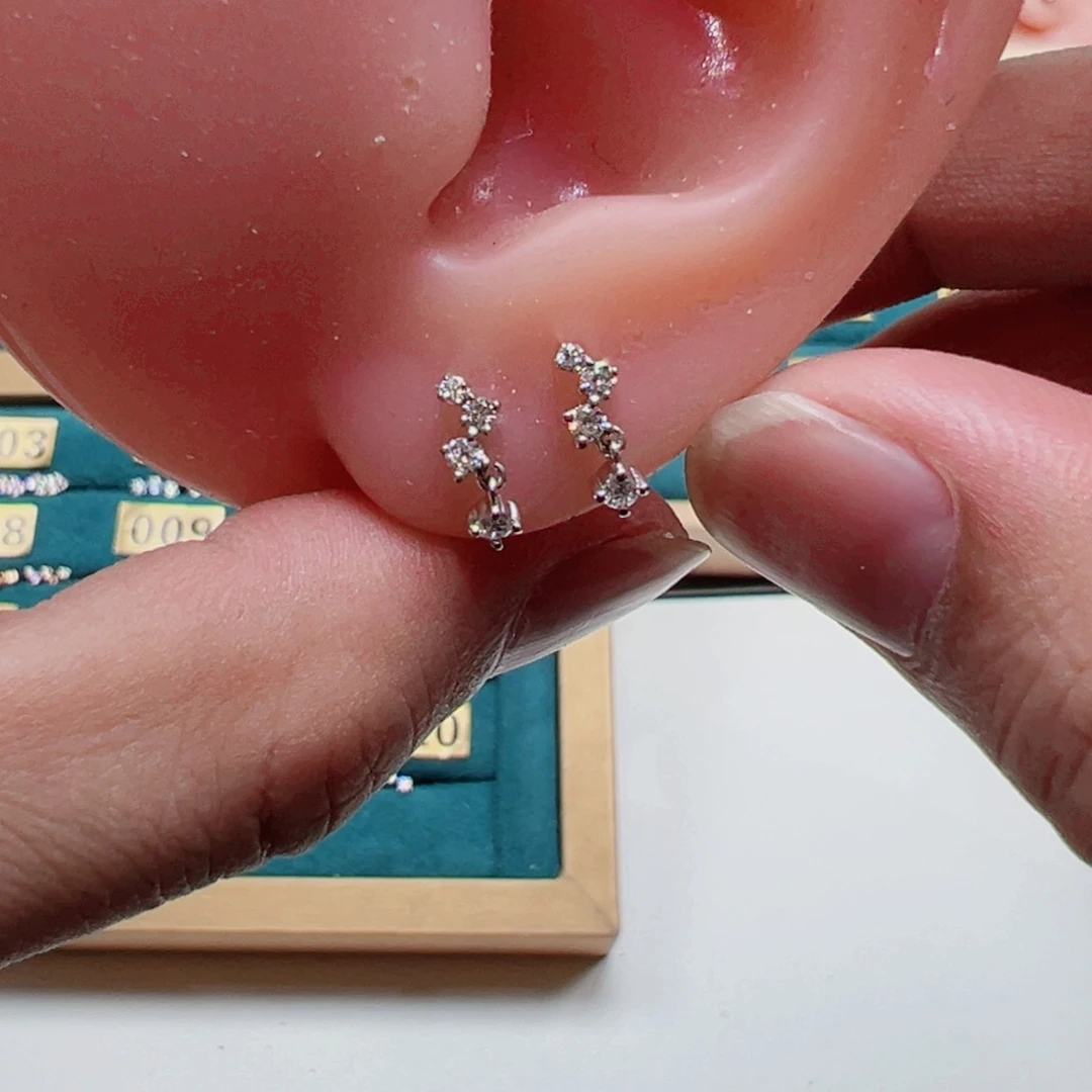 钻石耳饰18K金镶嵌星河耳钉K白螺丝款