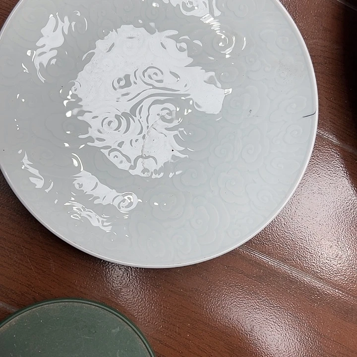 瓷瑕疵盘子1个暗刻纹