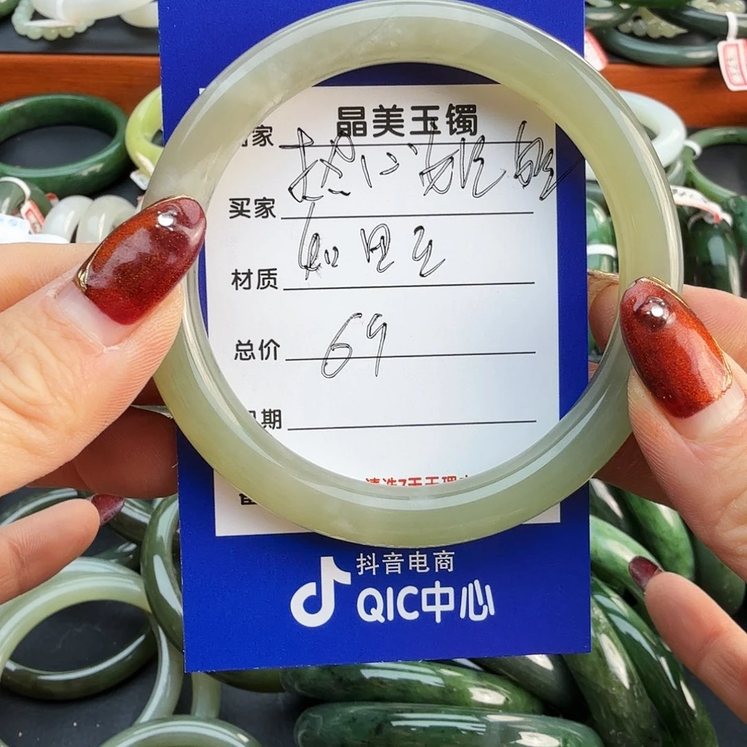 和田玉手镯未镶嵌热****士