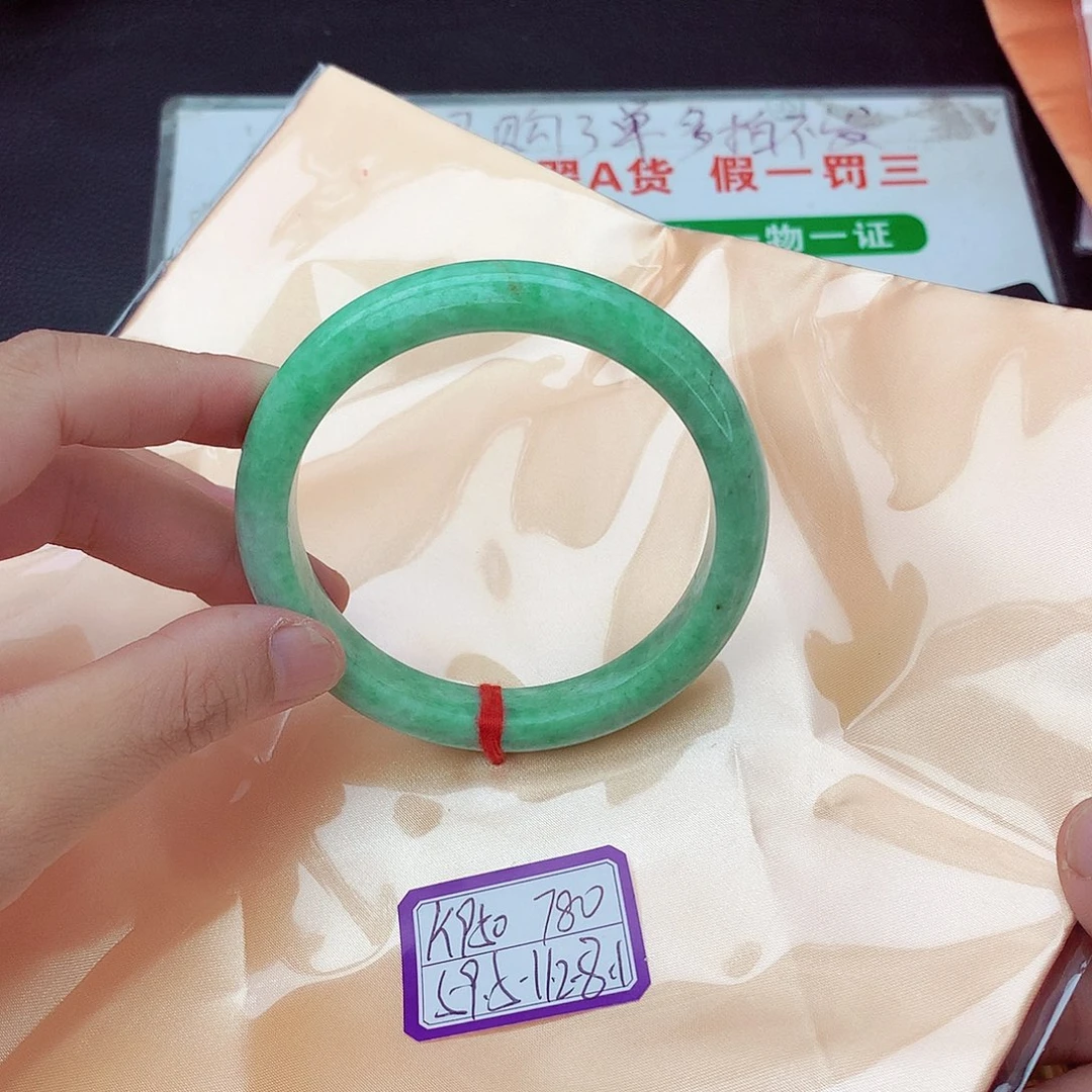 翡翠手镯未镶嵌翡翠