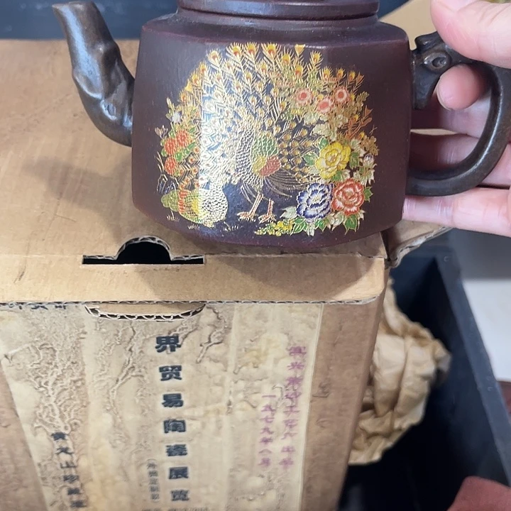 茶壶紫泥原矿泥料手工制作的一把紫砂壶。