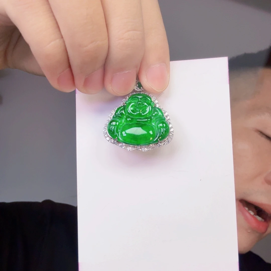 翡翠未镶嵌颈饰 一件