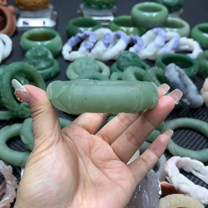 石英质玉手镯未镶嵌小*子