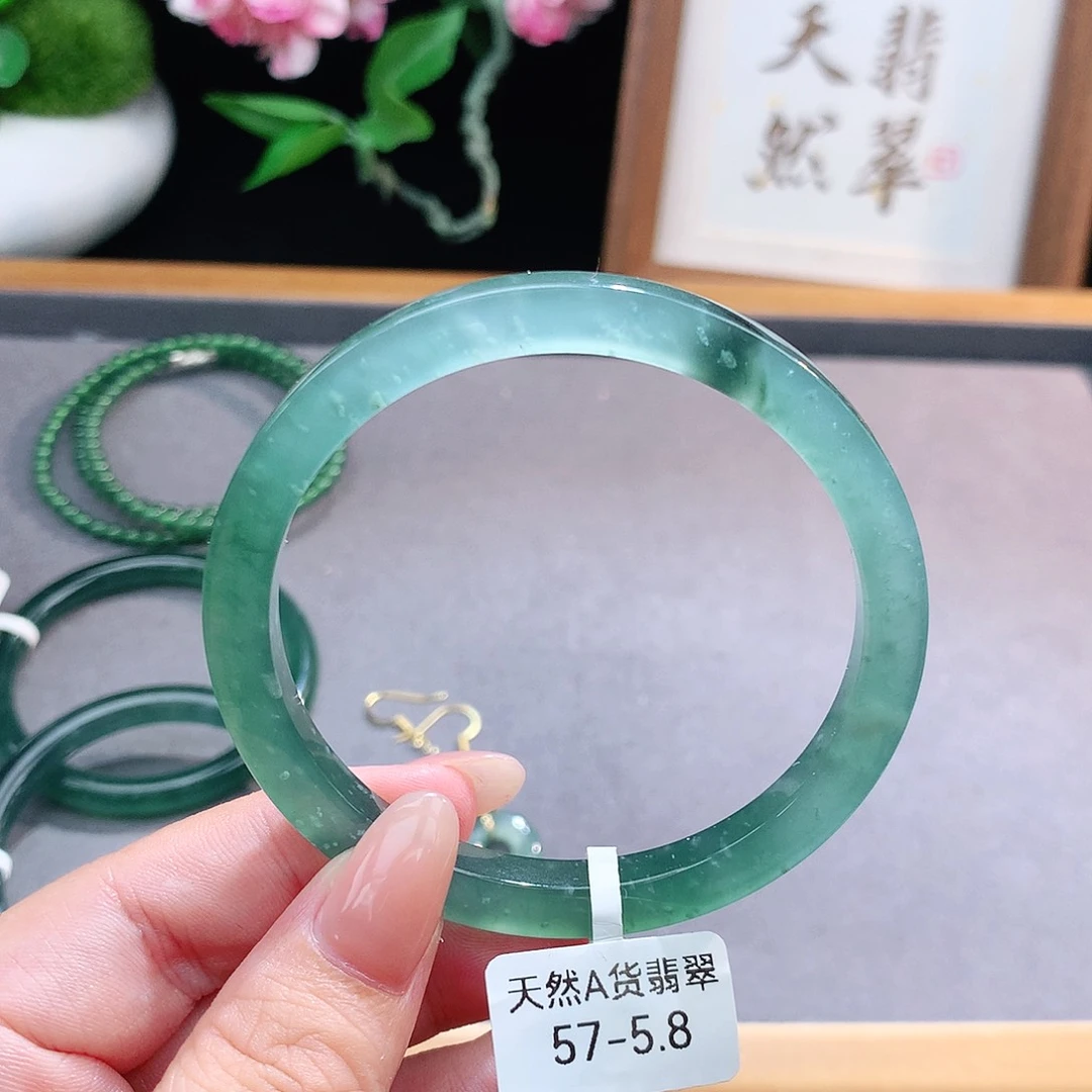 未镶嵌手镯（圆镯）翡翠