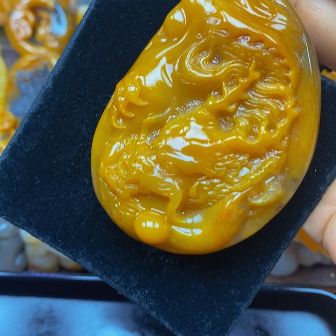 未镶嵌石英质玉（黄龙玉）颈饰