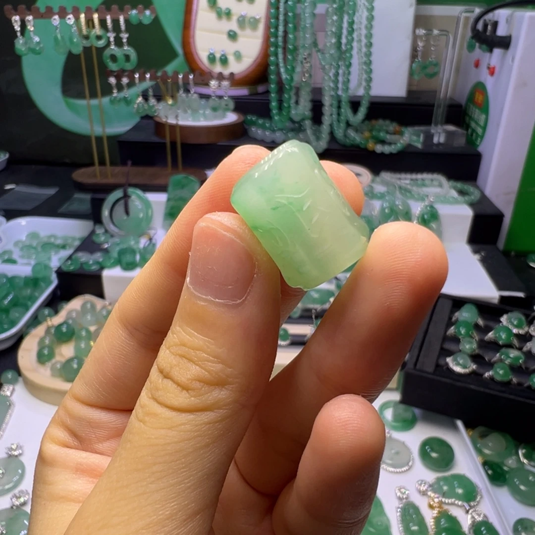 颈饰未镶嵌石英质玉（非洲翠）