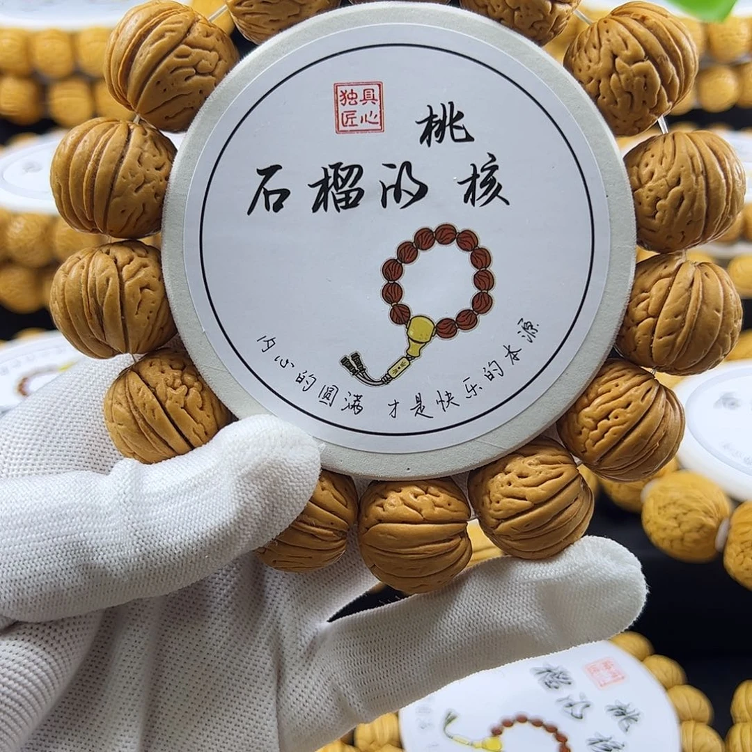 手串桃核白月光桃核手串。