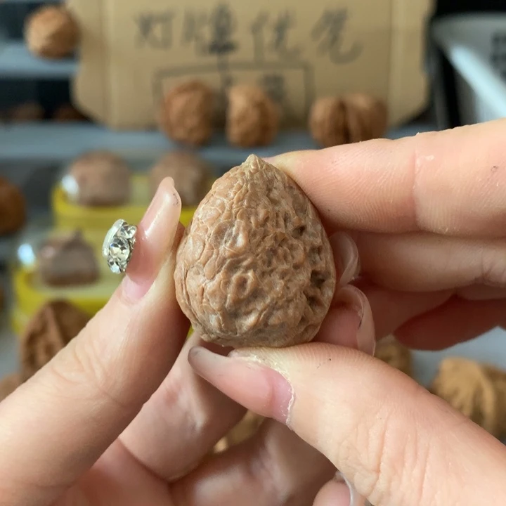 鸿***吊坠文玩核桃异形单只，有瑕疵