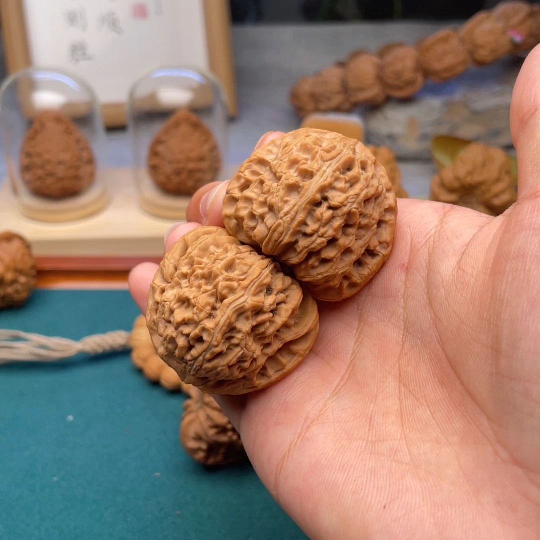 文玩核桃吊坠白狮子