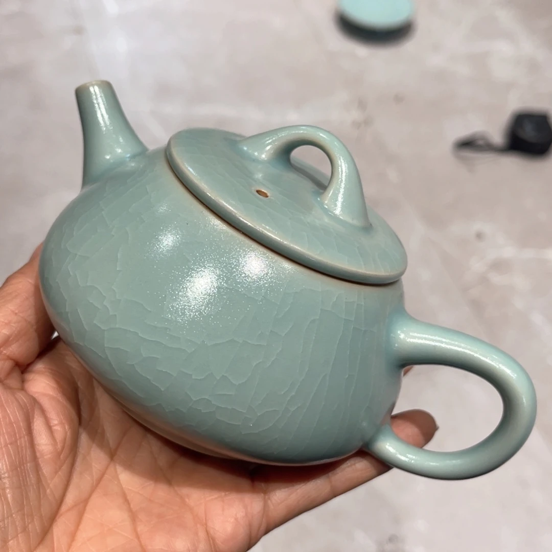 东***山杯子瓷仿古的风格在此背景里表现为