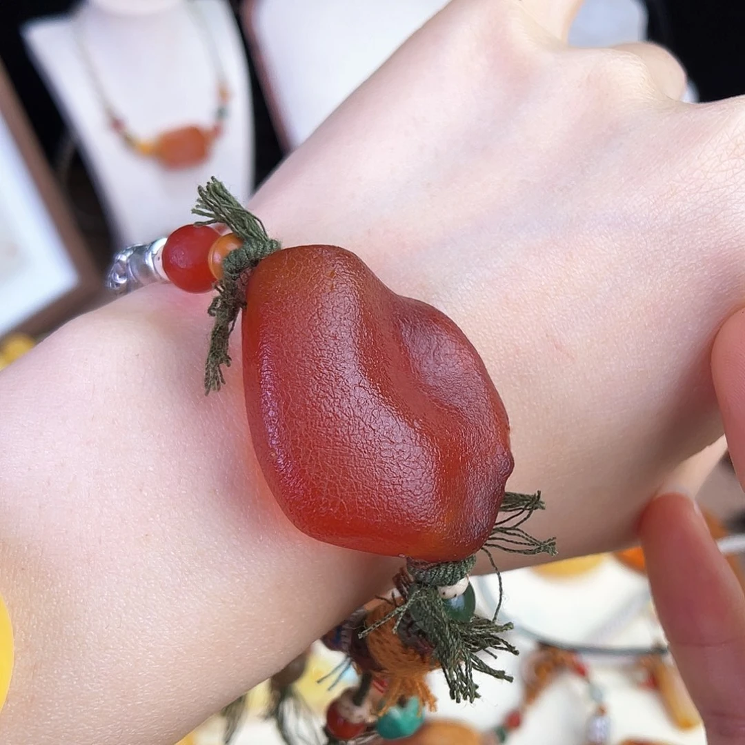 未镶嵌琥珀珠宝奇石。