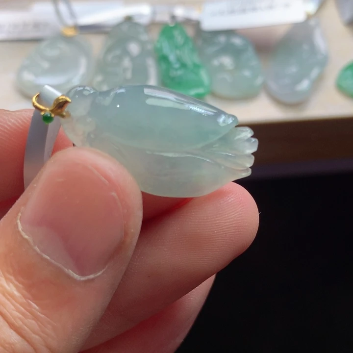 翡翠18K金镶嵌颈饰吊坠