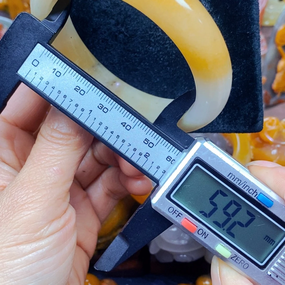 未镶嵌石英质玉（黄龙玉）颈饰