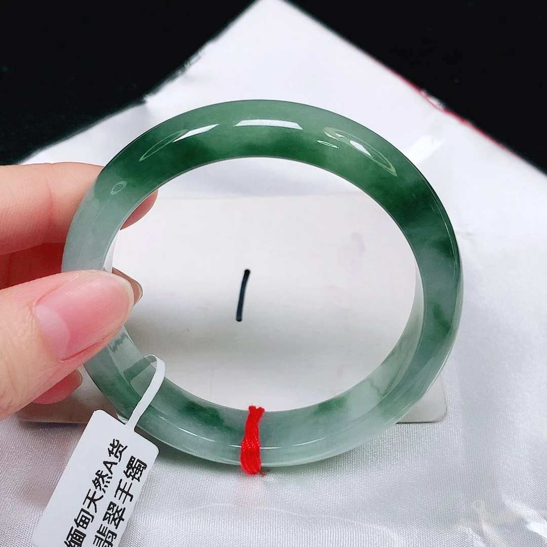 翡翠手镯未镶嵌翡翠手镯未镶嵌