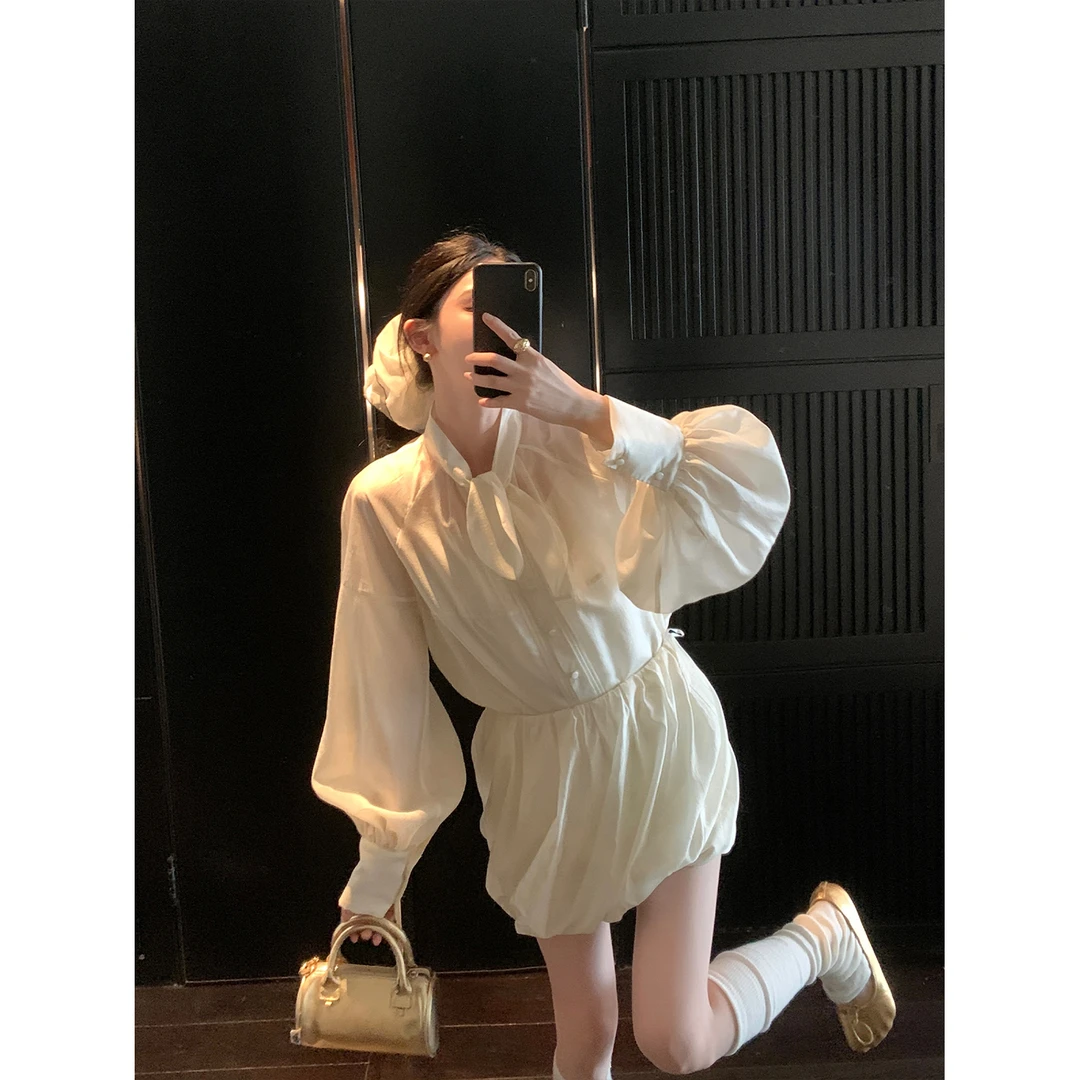 区区欧阳 蝴蝶结天丝白色衬衫女春季新款斜褶花苞短裙吊带套装