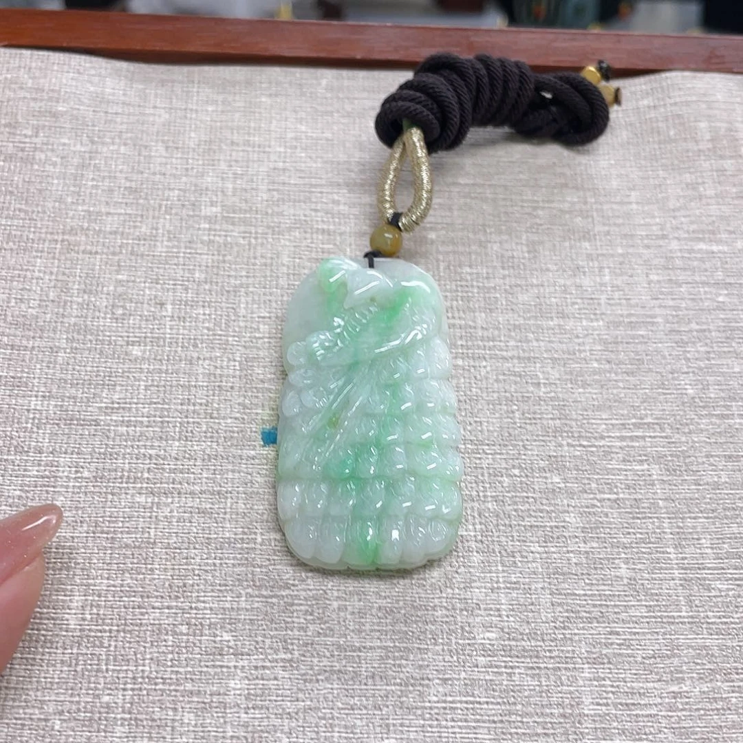 翡翠未镶嵌颈饰绿孔雀