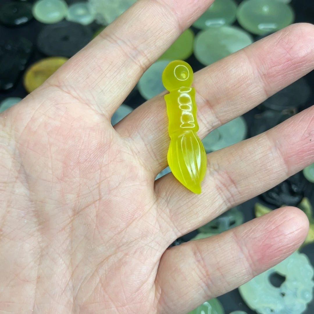 岫玉未镶嵌颈饰文昌笔