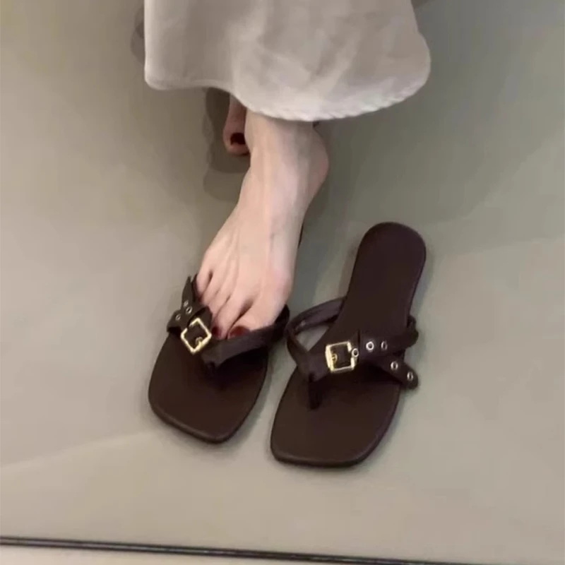 复古皮带扣人字拖外穿平底夹趾凉拖鞋女夏季时尚休闲海边沙滩拖鞋