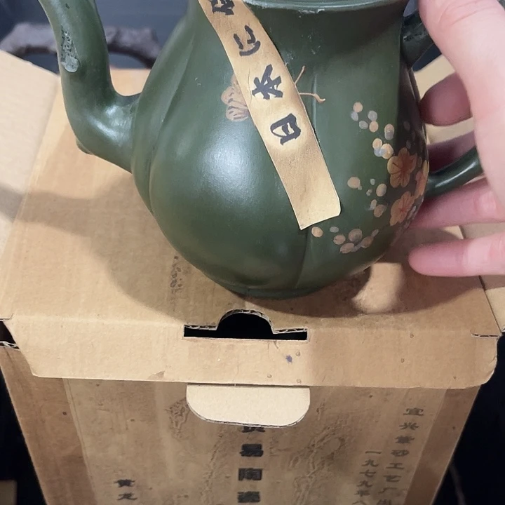 茶壶紫泥原矿泥料手工制作的一把紫砂壶。
