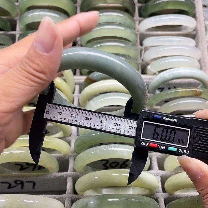 蛇纹石玉未镶嵌手镯297