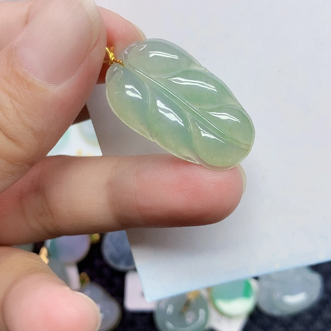 翡翠18K金镶嵌颈饰叶子