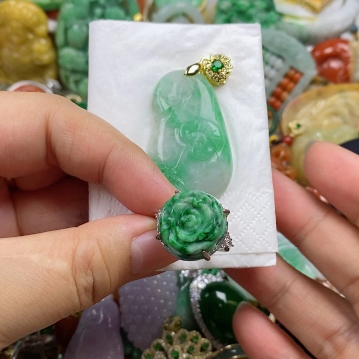 翡翠吊坠(赠链)未镶嵌惠*