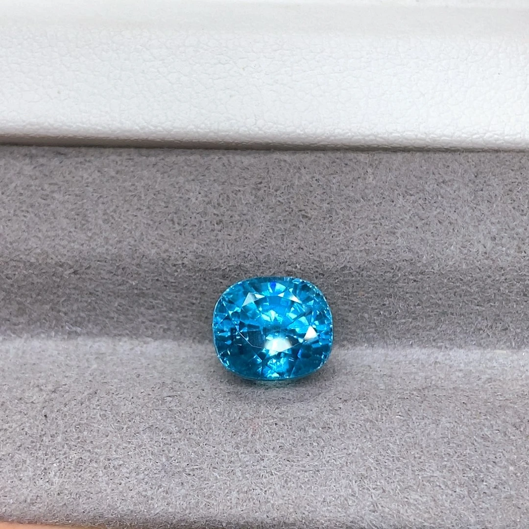 未镶嵌6.09克拉天然玻璃体满火彩风信子天然锆石