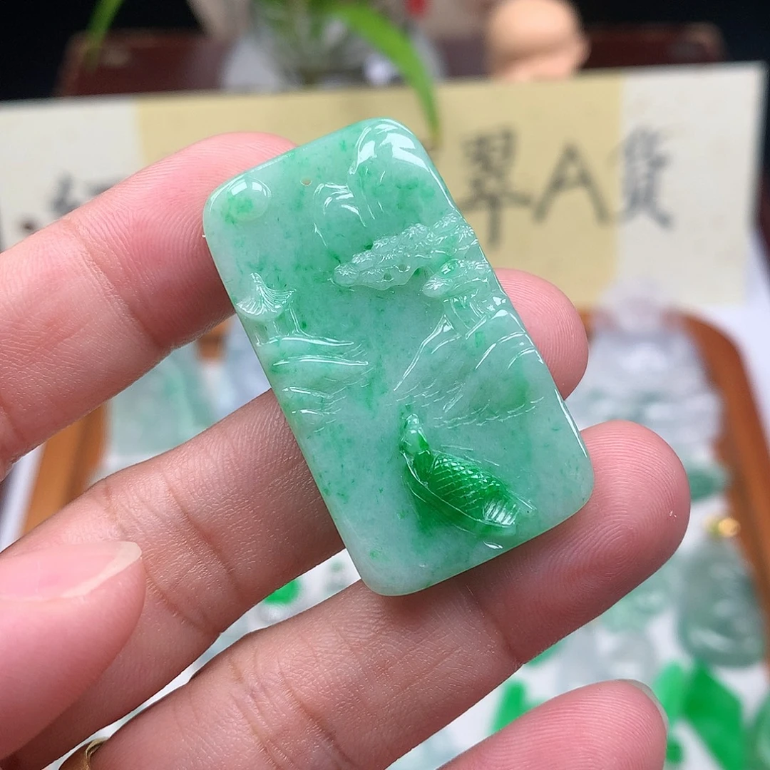 翡翠散珠缅甸天然A货翡翠阳绿山水牌