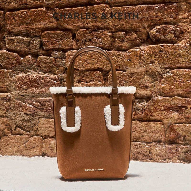 CHARLES & KEITH秋冬毛绒拼接斜跨手拎托特水桶包女30271443-1