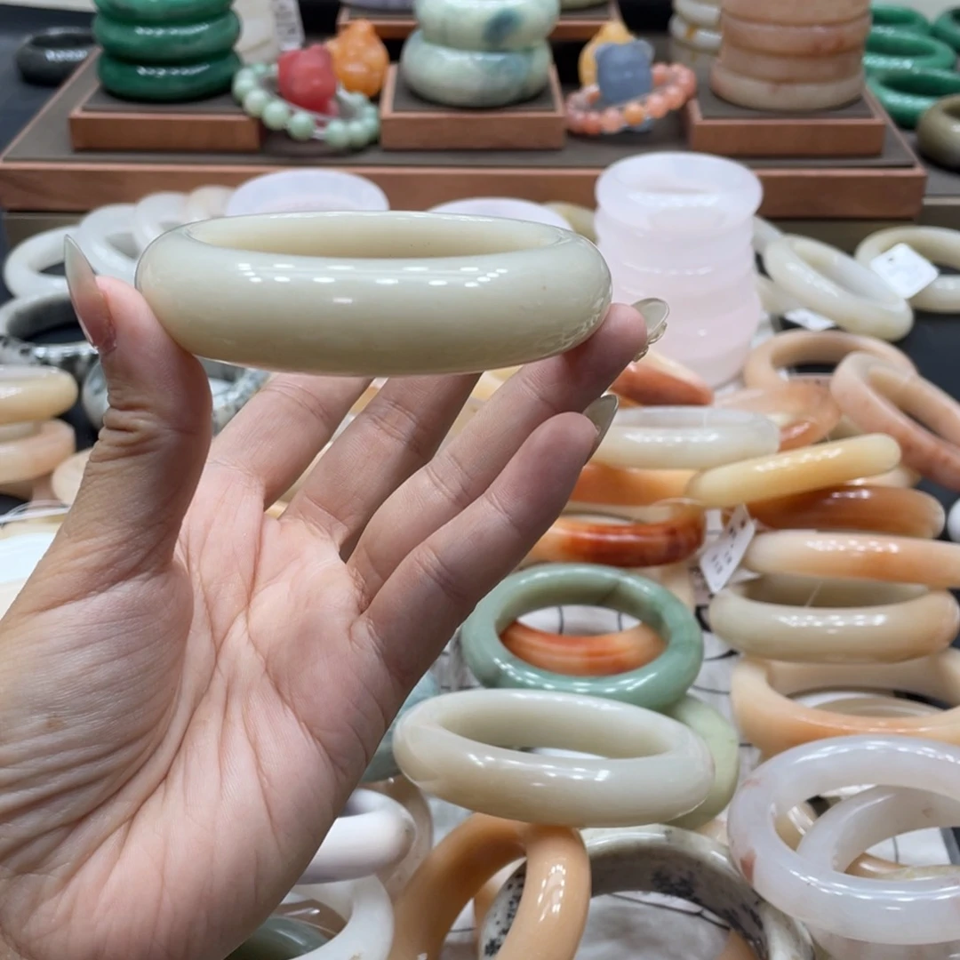 泽***丽石英质玉手镯未镶嵌