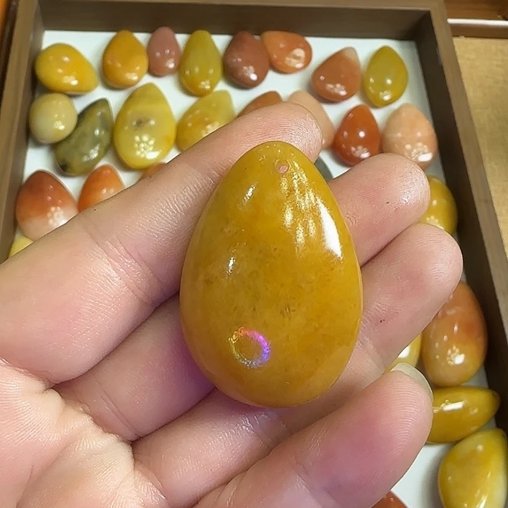 石英质玉（金丝玉）合金颈饰