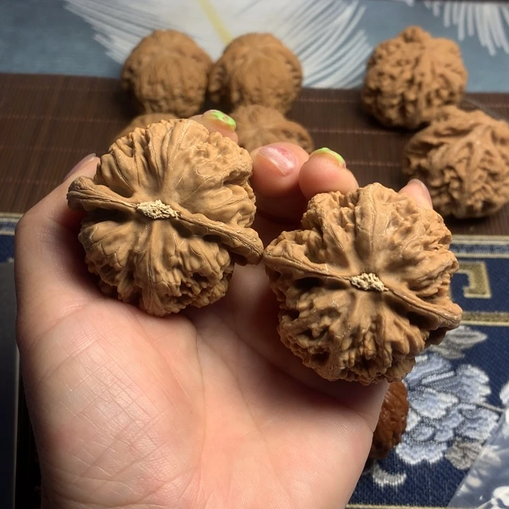吊坠文玩核桃L****远粗筋