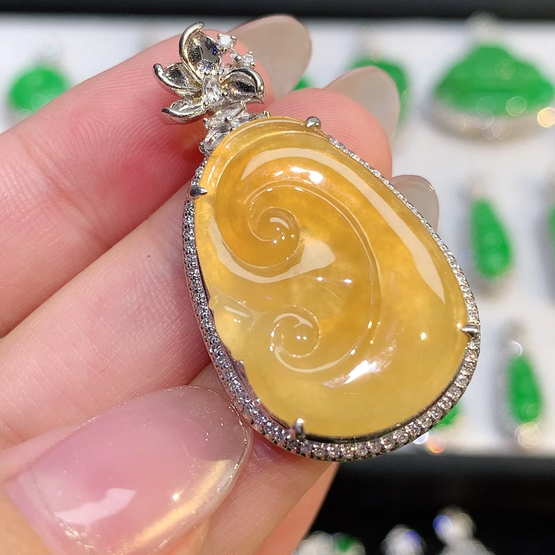 翡翠18K金镶嵌颈饰吊坠