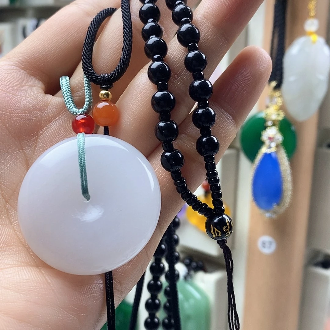 杨***杨颈饰未镶嵌石英质玉