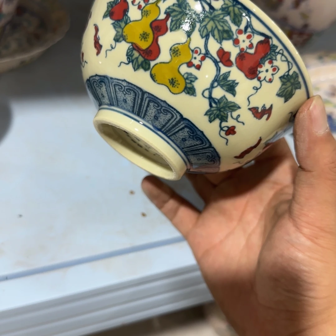 瓷片瓷器上用白泥雕刻图案并