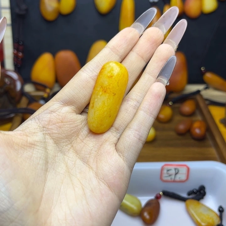 蒙***人未镶嵌和田玉（糖玉）珠宝半成品
