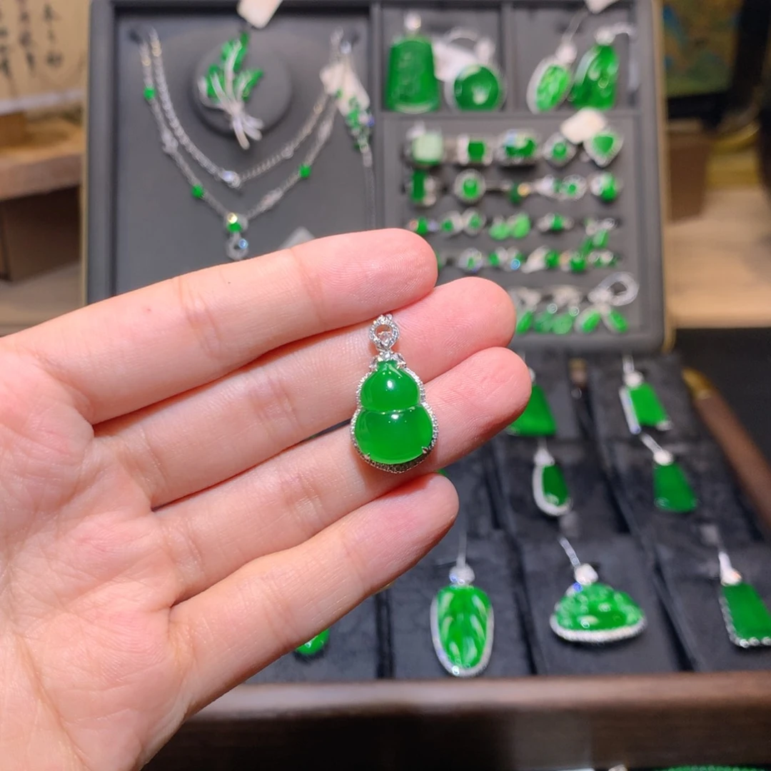 颈饰18K金镶嵌翡翠葫芦吊坠