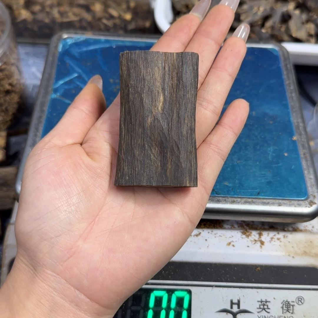 木A****8奇楠海南老白棋乌身圆叶沉水素牌29.7克