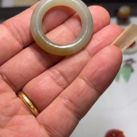 和田玉（糖玉）颈饰未镶嵌禅***舍