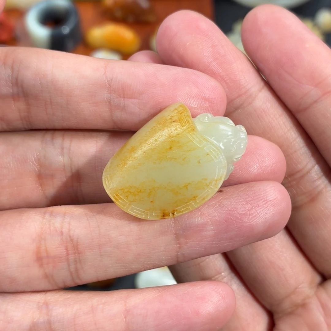 凡***子和田玉未镶嵌颈饰