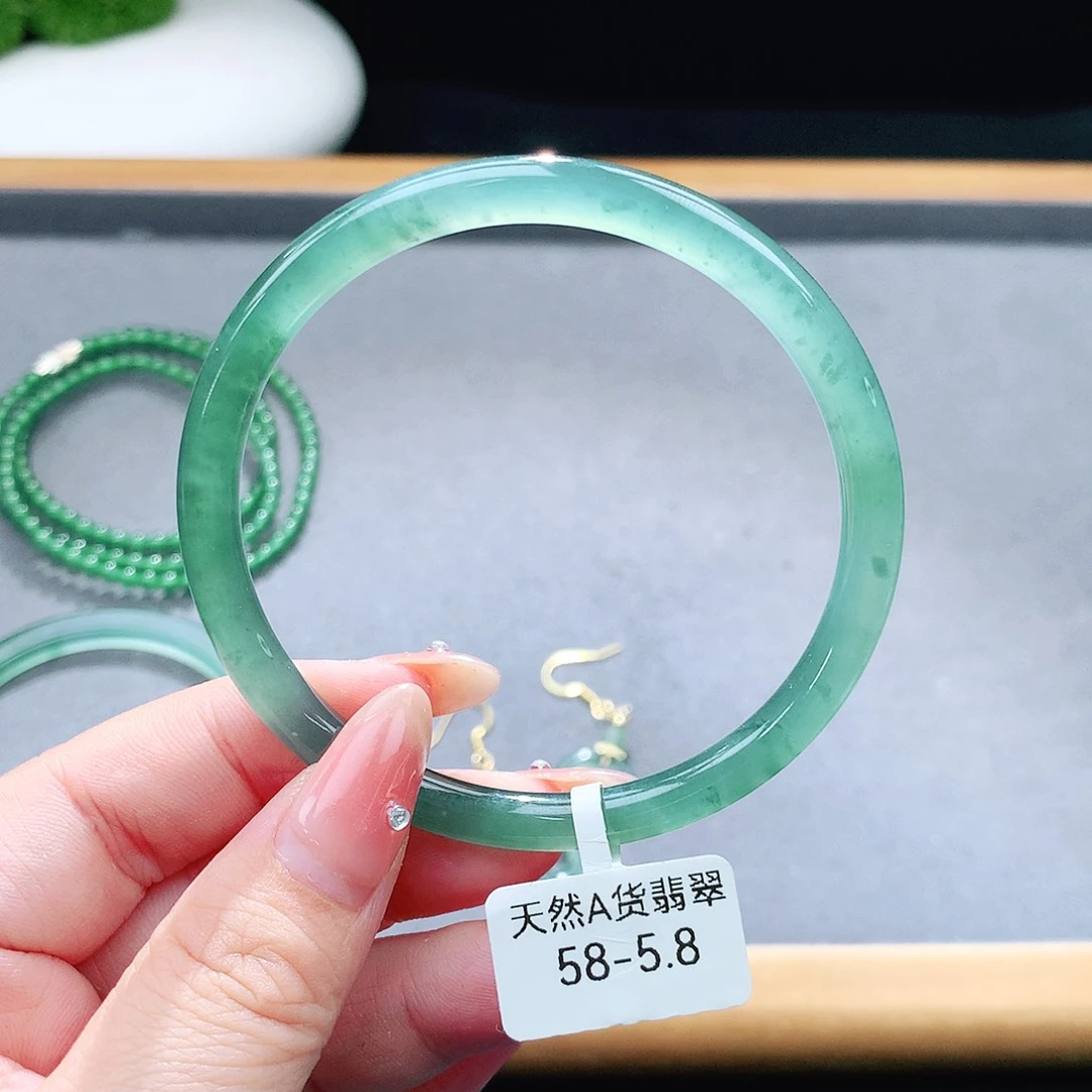 未镶嵌手镯（圆镯）翡翠