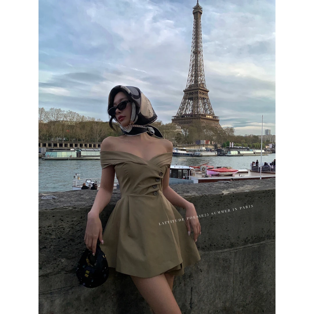 2025夏季新款高级感一字肩收腰法式复古风衣伞裙女时尚小众连衣裙