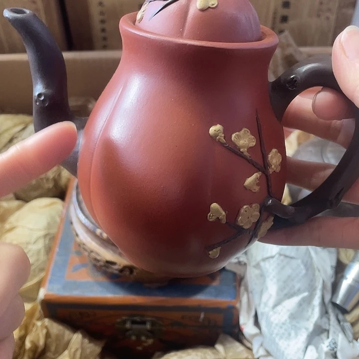 紫砂茶壶原矿泥料，手工制作的一把紫砂壶。