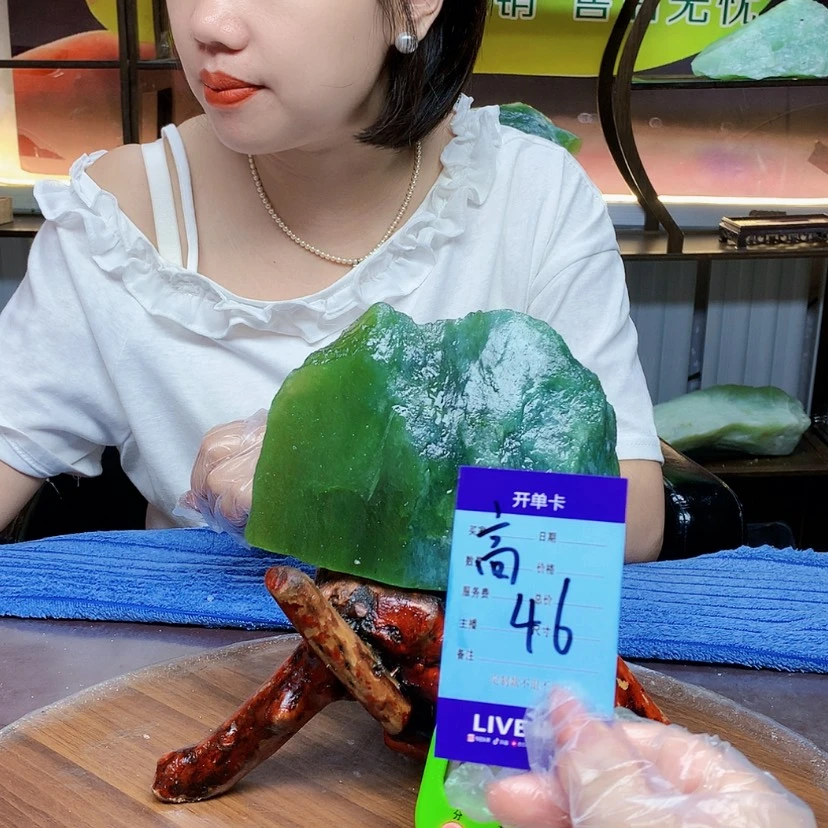 【闪购商品】蛇纹石玉未镶嵌原石虫*