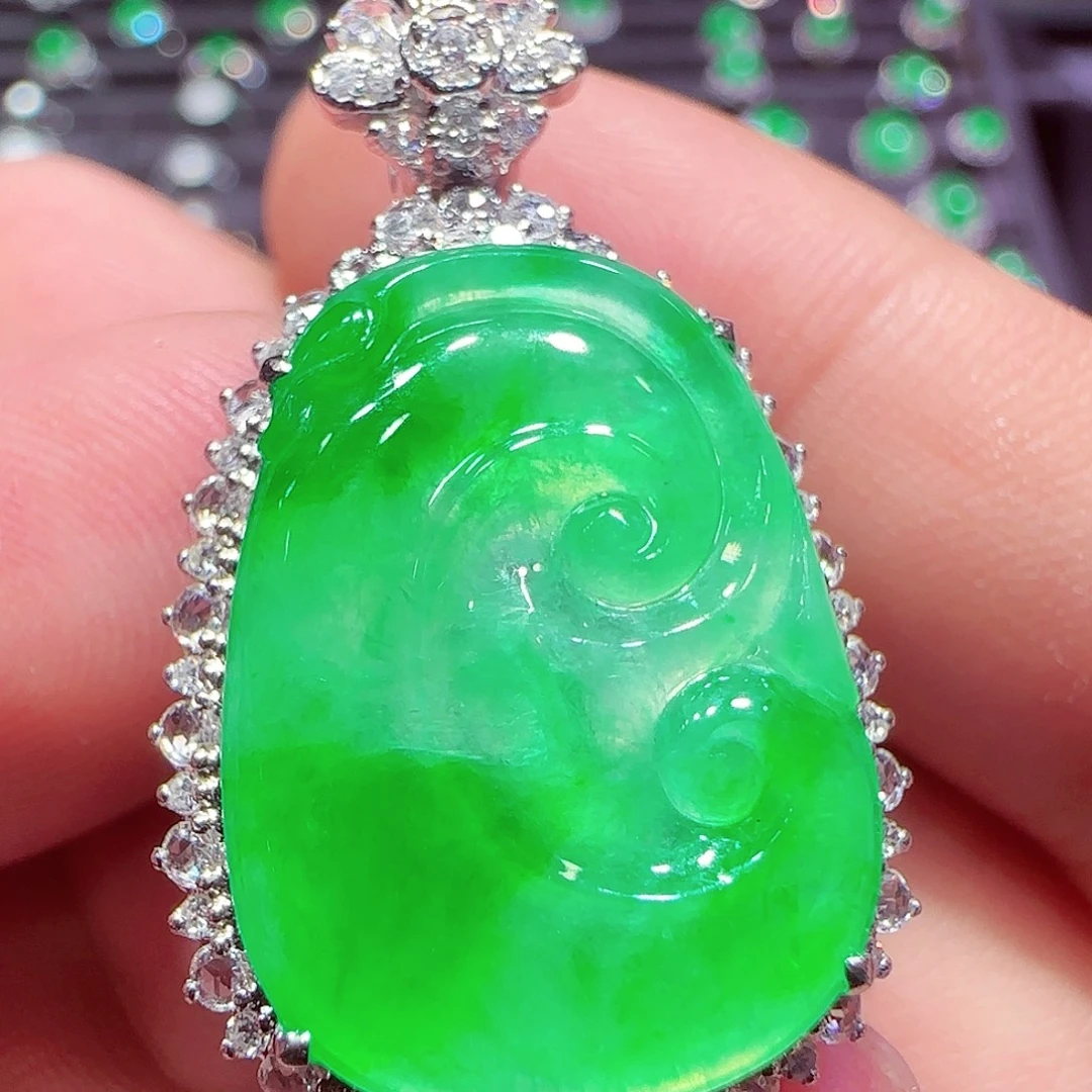 翡翠18K金镶嵌颈饰吊坠