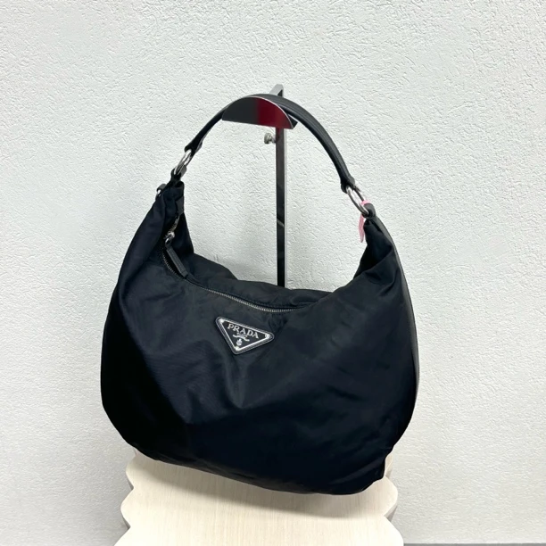 95新 Prada/普拉达 黑银降落伞元宝单肩包 117641