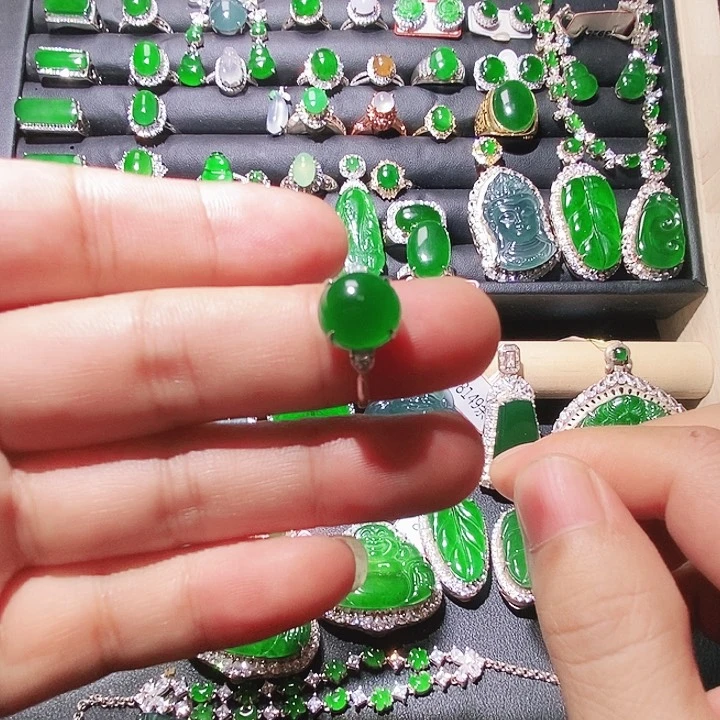 18K金镶嵌戒指翡翠