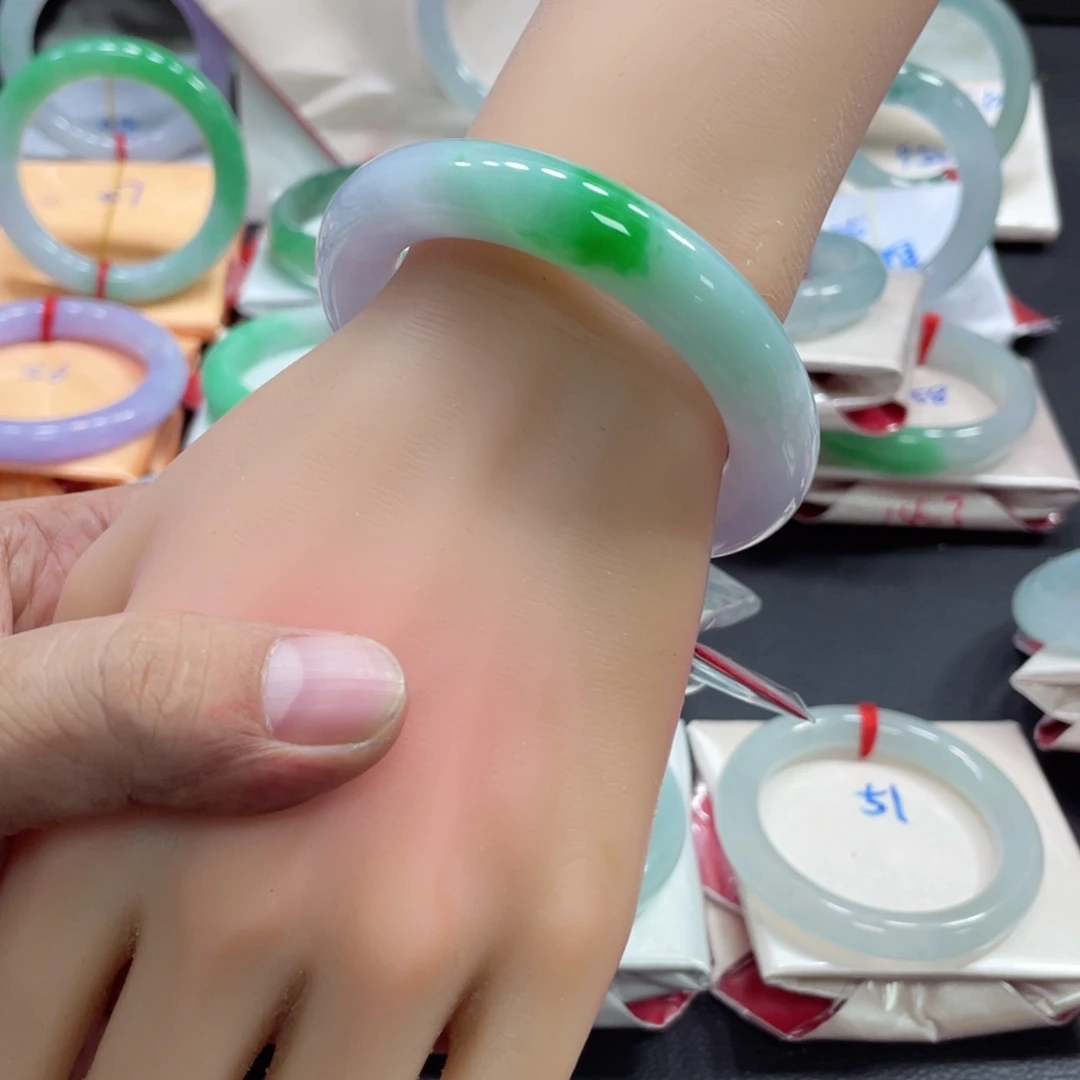 翡翠手镯未镶嵌翡翠